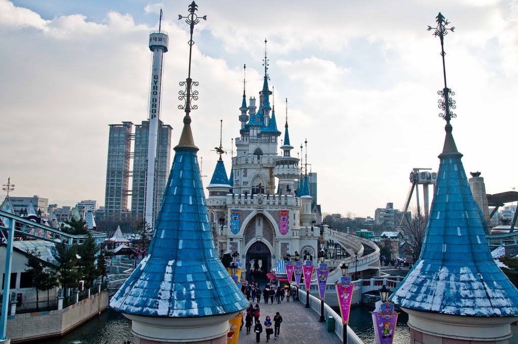 Nên đi công viên Lotte World hay Everland Hàn Quốc: Khuôn viên ngoài trời của công viên Lotte World